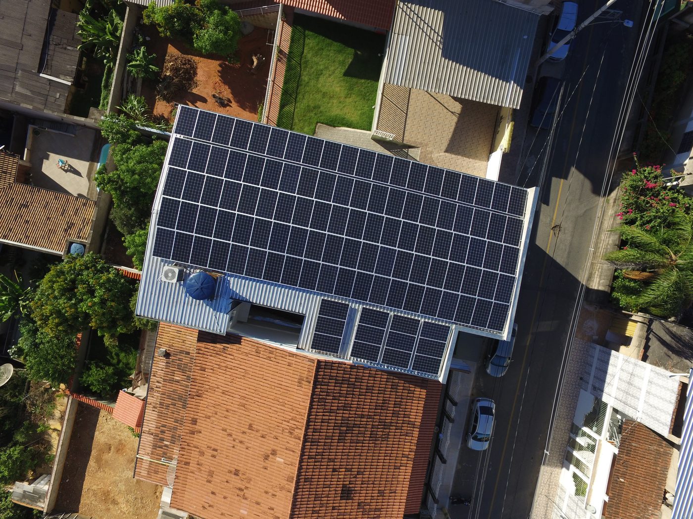 Commercial battery storage system paired with solar by Ferrius Energy