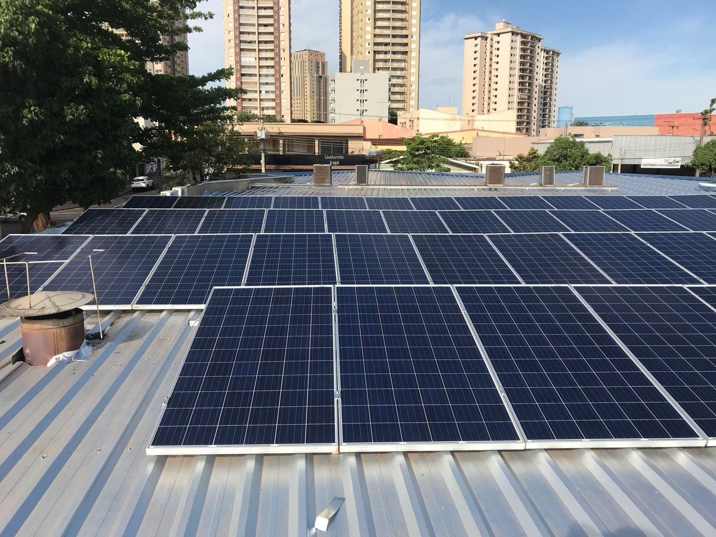 Commercial rooftop solar system installed by Ferrius Energy